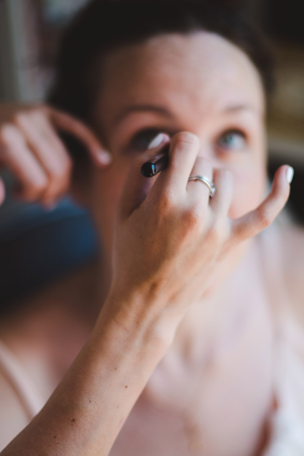 une femme se fait maquiller