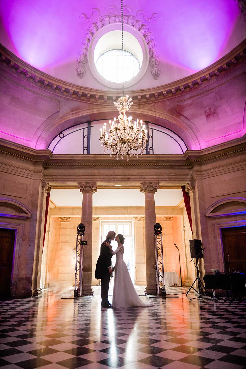 photos des mariés sous un dome