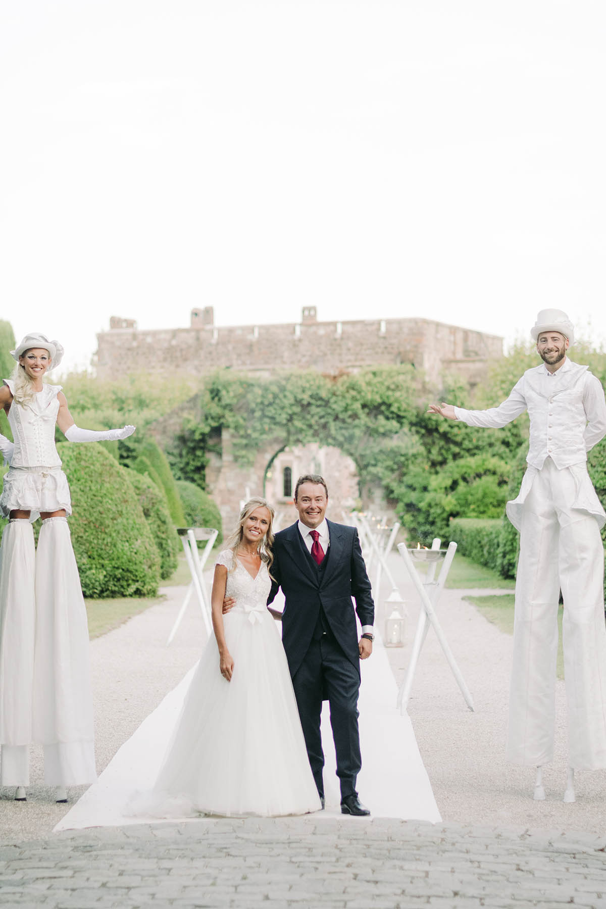 Le couple pose devant l entrée du chateau 