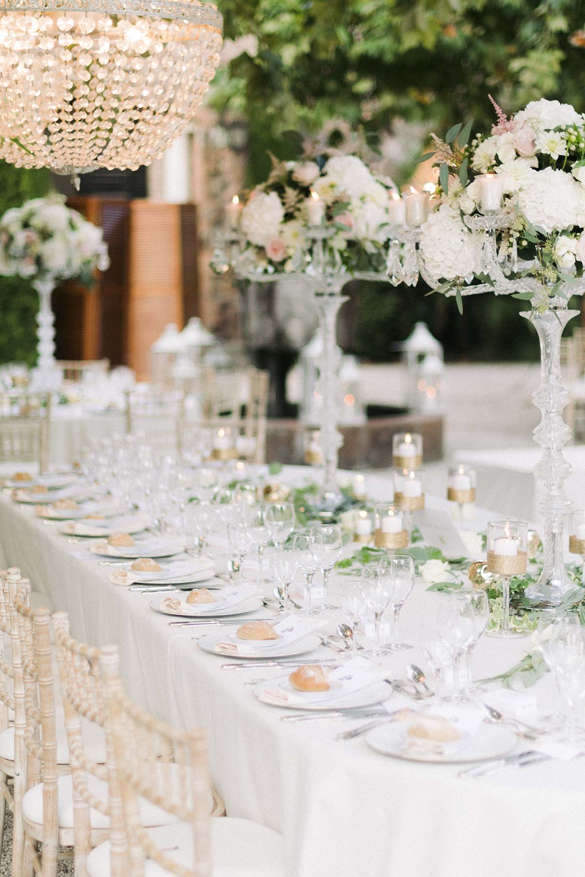 Une belle table decorée de fleurs. C'est très élègant et raffiné