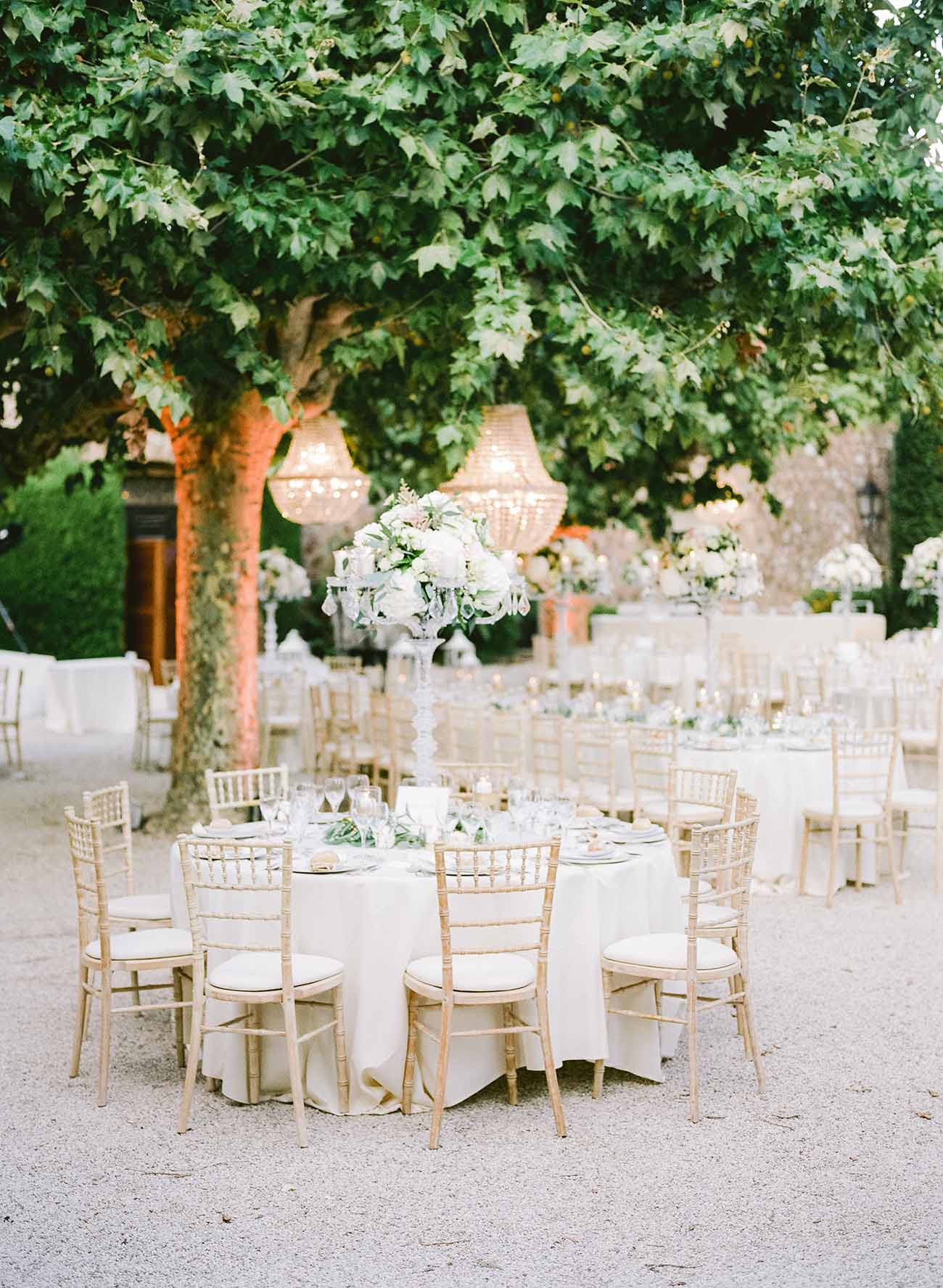 des table très bien décorées sont disposée dans la court du chateau de mandelieu la napoule