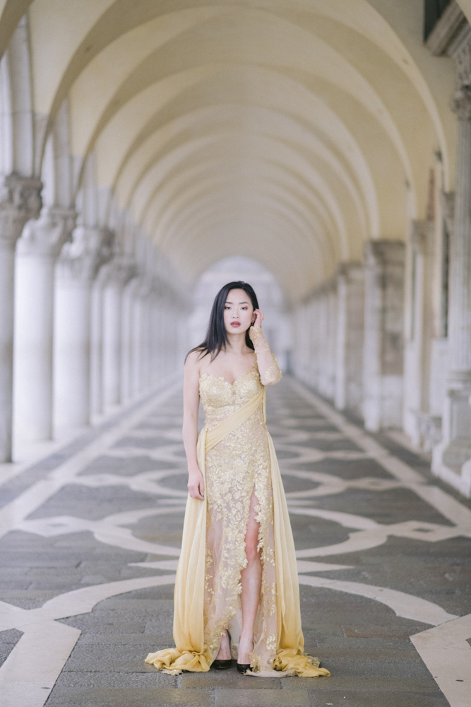 reflet de la mariée dans un miroire