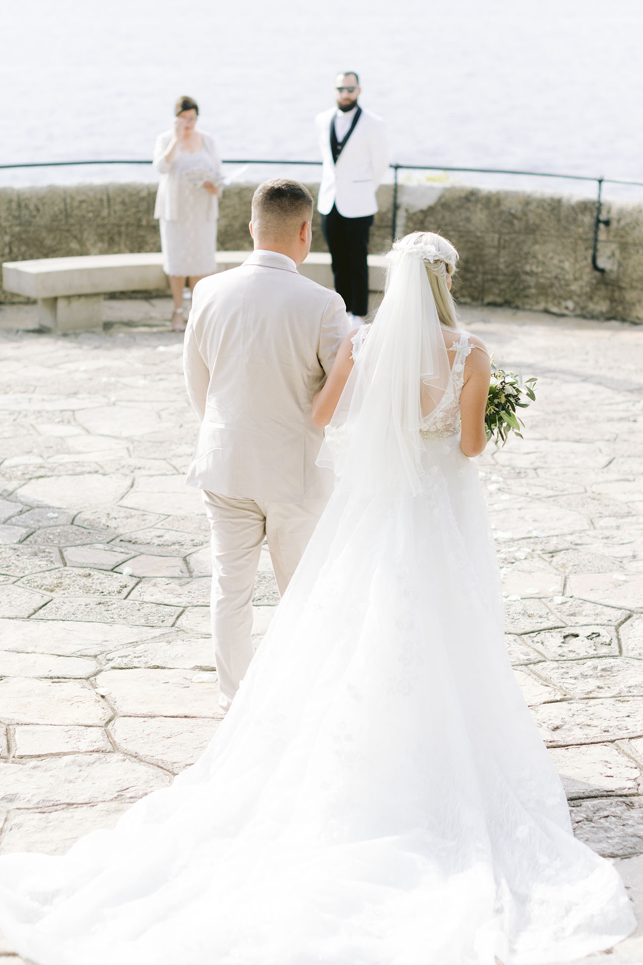 la mariée accroche sa robe