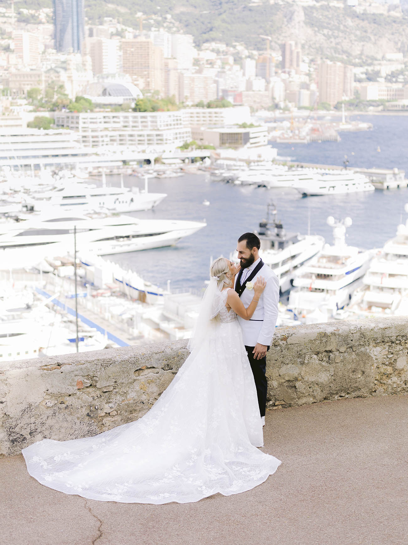 Un mariage à Vence dans le 06 des mariés s'embrassent